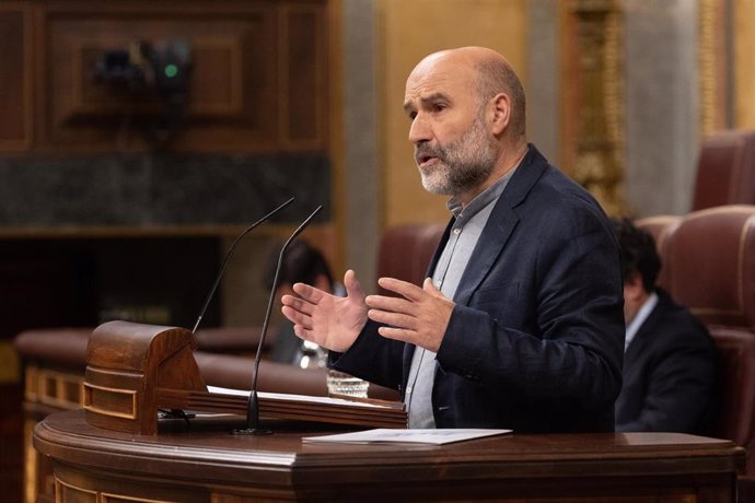 El diputado de BNG Néstor Rego interviene durante una sesión plenaria, en el Congreso de los Diputados, a 10 de abril de 2024, en Madrid (España). 