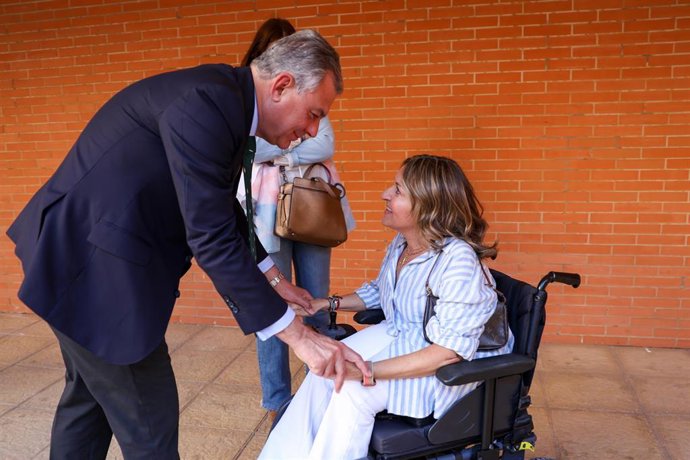 El alcalde de Sevilla, José Luis Sanz, con una vecina de Cross Pirotecnia.