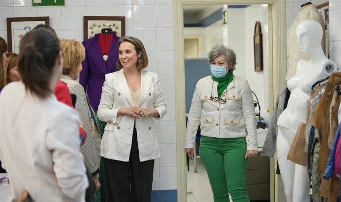 La secretaria general del PP, Cuca Gamarra, durante una visita al taller de costura de APRAMP, donde ha anunciado una proposición de Ley integral contra la trata de personas.