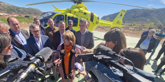 La consejera de Presidencia, Interior y Cultura, Tomasa Hernández, durante la visita a la helisuperficie de Cuencas Mineras.