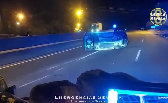 Vuelco de un vehículo en la SE-30.