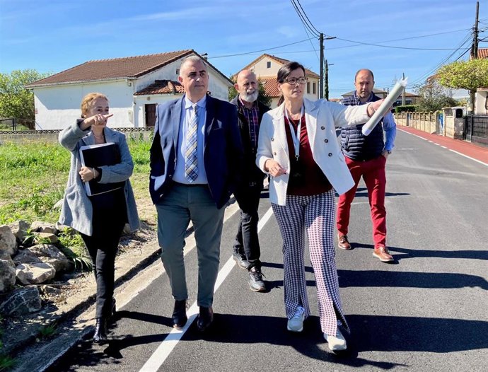 La alcaldesa de Santander, Gema Igual, y el consejero de Fomento, Ordenación del Territorio y Medio Ambiente, Roberto Media, en el barrio Corbanera, donde se han realizado obras para acabar con las inundaciones