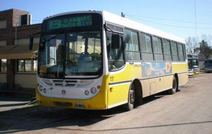 Archivo - Los conductores de la empresa 'Autobuses Santa Fe' del transporte urbano paralizan todas las líneas del servicio este lunes en la ciudad de Córdoba (Argentina) para reclamar mayor seguridad