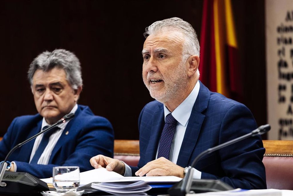 El vicepresidente primero de la Comisión de Entidades Locales, Leopoldo Sierra (i), y el ministro de Política Territorial y Memoria Democrática, Ángel Víctor Torres (d), durante la Comisión de Entidades Locales, en el Senado, a 11 de abril de 2024, en M