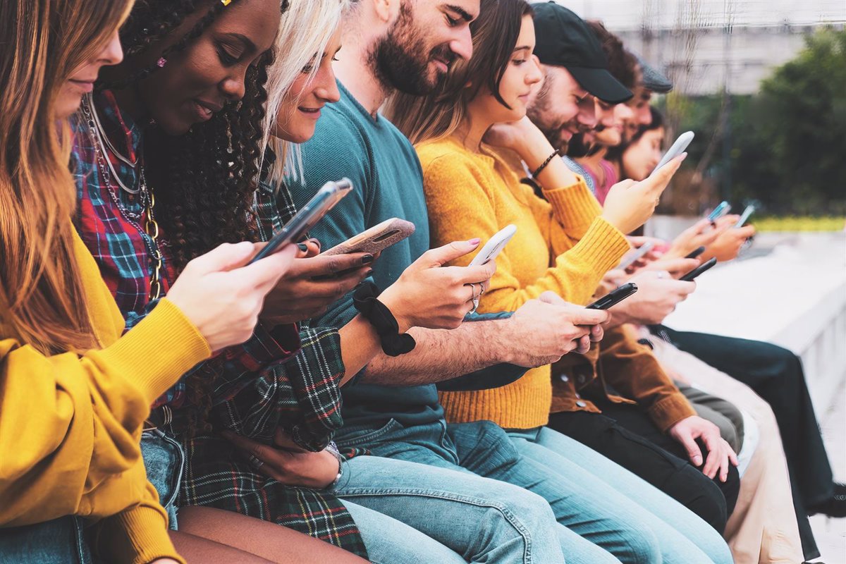 Las generaciones  milenial  y  Z  lideran la conversación de salud mental en redes sociales, según un informe