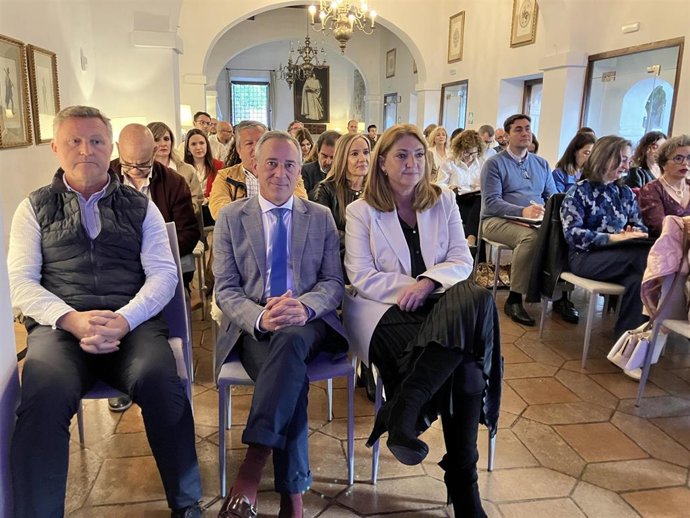 La secretaria general de Educación y Formación Profesional, María Pilar Pérez, junto a otras autoridades en la inauguración de las XX Jornadas de Formación Inspección de Educación