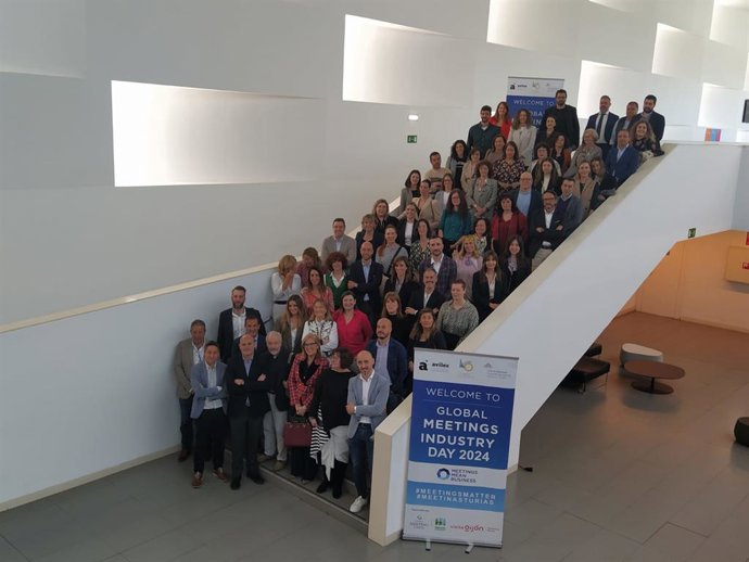 La viceconsejera de Turismo, Lara Martínez (tercera por la derecha en primera fila en la imagen), junto a asistentes a la jornada del Global Meetings Industry Day 2024 (Día Mundial de la industria MICE), celebrada en LABoral Centro de Arte.