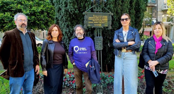 Xaquín Pastoriza (Ecoloxistas en Acción), Teresa González ( AAVV Zona Centro), Antón Lois (Amigas da Terra), Alba Novoa (AAVV Zona Centro) y María Pérez (FAVEC) denuncian la "violencia arboricida" del gobierno de Vigo.