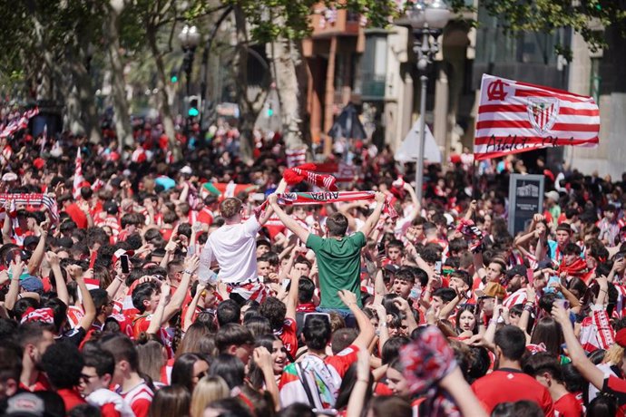 Decenas de miles de aficionados del Athletic a la espera de la llegada de la gabarra a Bilbao