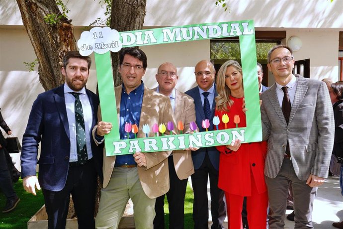 Celebración del Día Mundial del Parkinson, con presencia de autoridades municipales y de la Subdelegación del Gobierno.