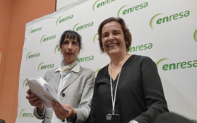 La directora de El Cabril, Eva Noguero (dcha.), junto a la directora de Sostenibilidad y Comunicación de Enresa, María Pérez.