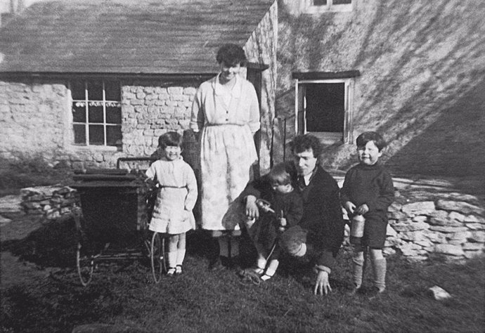 Robert Graves con Nancy y sus hijos Jenny, David, Catherine y (en el cochecito) Sam, 1925