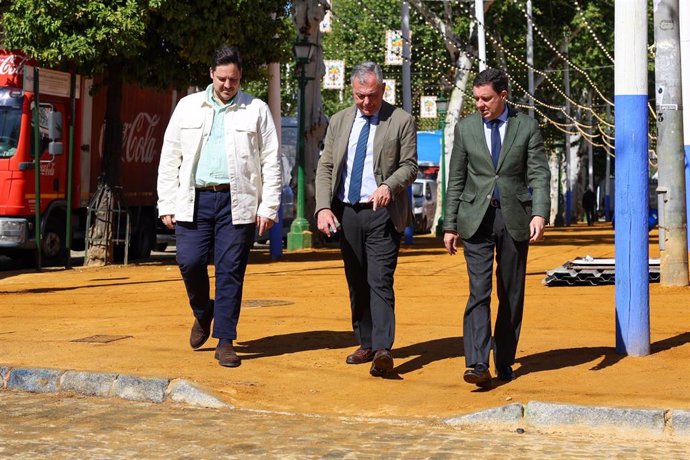 El alcalde, en el centro, junto a los concejales José Luis García y Juan de la Rosa, muestra uno de los trabajos realizados en el Real para mejorar la accesibilidad.