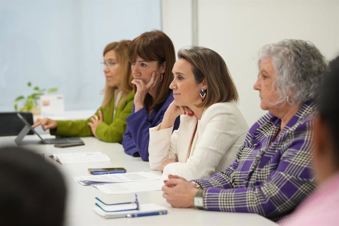 La secretaria general del PP, Cuca Gamarra, visita el taller de costura de APRAMP, donde ha anunciado una proposición de Ley integral contra la trata de personas.