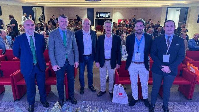 El delegado de Agricultura, Pesca, Agua y Desarrollo Rural, Francisco Acosta (segundo por la izda.), en la apertura del VI Foro Debate Industria de la Almendra Española.