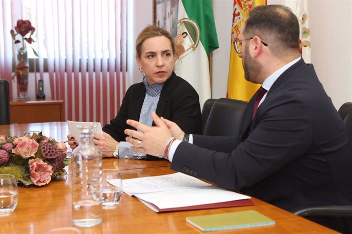 La presidenta de la Diputación, Almudena Martínez, con el alcalde de Castellar, Adrián Vaca.