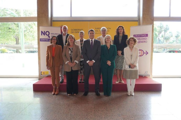 Reunión de las Unidades contra la Violencia de Género de las ocho subdelegaciones del Gobierno en Córdoba, con el delegado del Gobierno en Andalucía, Pedro Fernández.