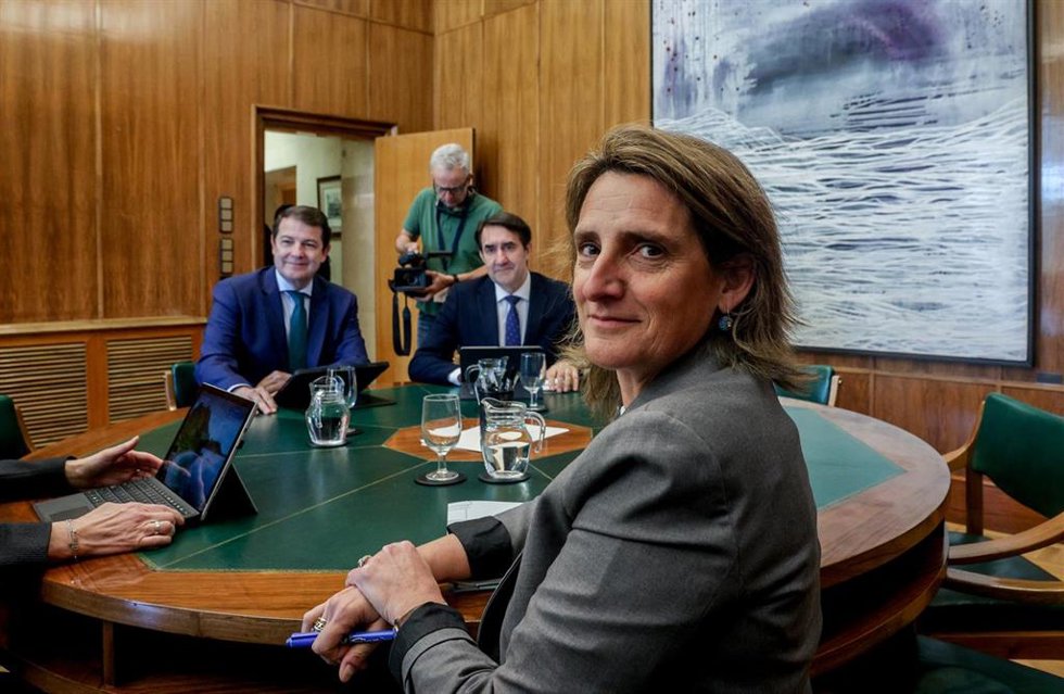 (I-D) El presidente de Castilla y León, Alfonso Fernández Mañueco; el consejero de Medio Ambiente, Vivienda y Ordenación del Territorio, Juan Carlos Suárez-Quiñones, y la vicepresidenta tercera y Ministra para la Transición Ecológica y el Reto Demográfi