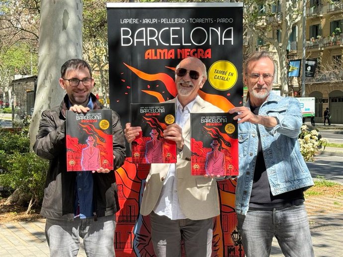 Los dibujantes Rubén Pellejero y Martín Pardo y el guionista Gani Jakupi (en el centro) presentan el cómic 'Barcelona alma negra' (Norma Editorial) en Barcelona