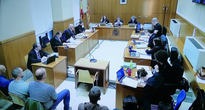 Juicio a 4 mossos acusados de presunta detención ilegal, lesiones,  delito contra la integridad moral y falsedad.