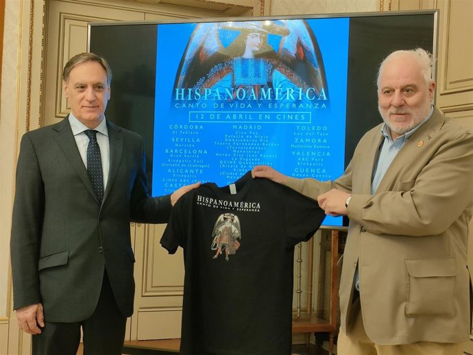 El alcalde de Salamanca, Carlos García Carbayo (i), y el  director, José Luis López-Linares (d), en la presentación del documental