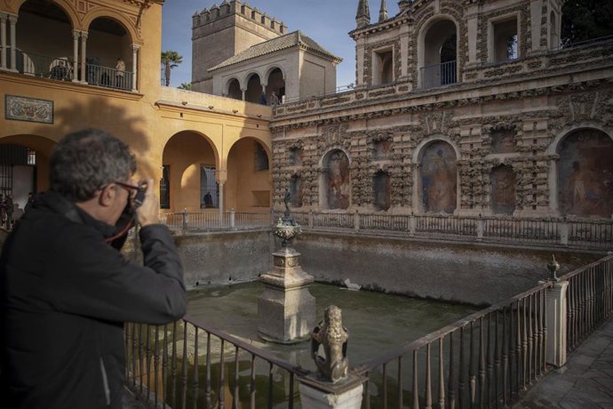 Archivo - El estanque de Mercurio, con la escultura de bronce en el centro, en foto de archivo.