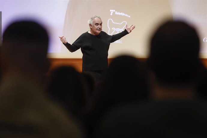 El chef Ferran Adrià interviene durante una conferencia 'Imaginémonos: 100 años de innovación', en la Universitat Politècnica de València