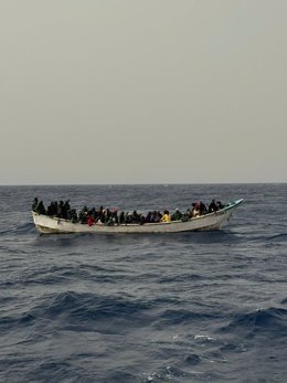 Un cayuco con 71 personas a bordo es interceptado cuando se dirigía hacia la isla de El Hierro