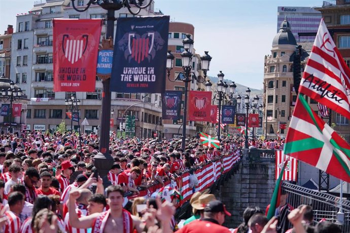Miles de aficionados en el puente del Ayuntamiento de Bilbao a la espera de la llegada de la gabarra