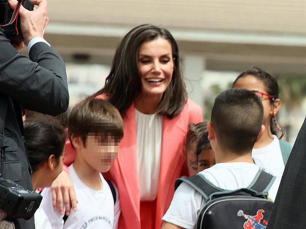 La Reina Letizia y el Rey Felipe VI a su llegada al acto de entrega de los Premios Nacionales de Innovación y de Diseño 2023, en el Edificio Miller, a 11 de abril de 2024, en Las Palmas de Gran Canaria, Gran Canaria, Canarias (España).