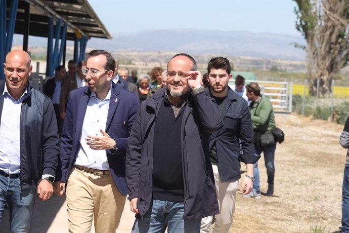 El candidato del PP a la Presidencia de la Generalitat, Alejandro Fernández, en La Fuliola (Lleida)