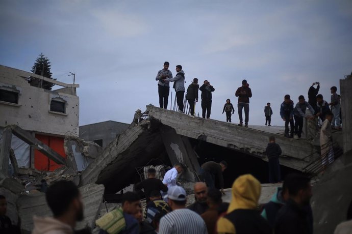 10 April 2024, Palestinian Territories, Rafah: Muslims stand on the ruins of the destroyed Al-Farouq Mosque after performing Eid al Fitr prayers. Eid al-Fitr marks the end of the Muslim holy month of Ramadan, amid the continuation of the Israeli war on Ga