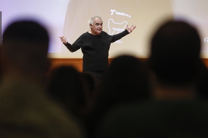 El xef Ferran Adrià intervé durant una conferència 'Imaginem-nos: 100 anys d'innovació', a la Universitat Politècnica de València