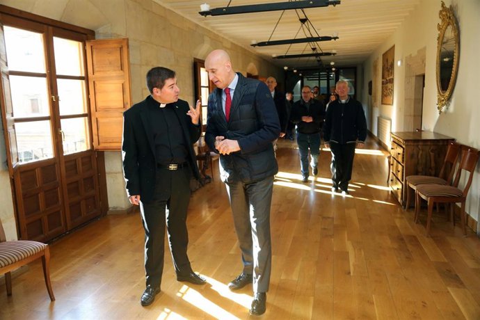 El alcalde (I) junto al Abad.