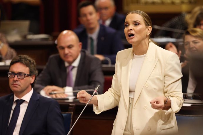 Archivo - La presidenta del Govern balear, Marga Prohens, interviene durante un pleno en el Parlament balear