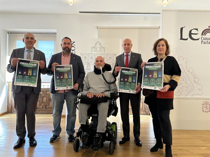 Ayuntamiento de León PIE: El alcalde y el concejal de Deportes en el Ayuntamiento de León, junto a representantes del equipo de baloncesto Patatas Hijolusa León.