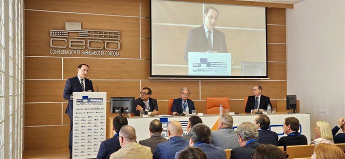Javier González de Lara interviene en la Asamblea General de CECO, en presencia de su presidente, Antonio Díaz (centro, en el estrado).