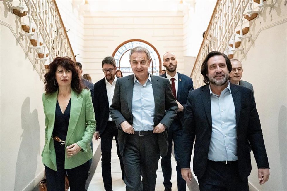 El expresidente del Gobierno José Luis Rodríguez Zapatero (c), a su llegada a la presentación del libro del expresidente José Luis Rodríguez Zapatero Crónicas de la España que dialoga, en el Ateneo de Madrid, a 10 de abril de 2024.