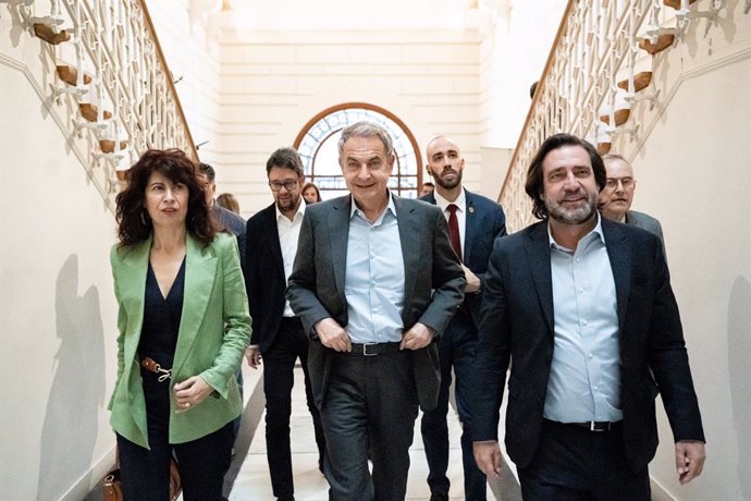 La ministra de Igualdad, Ana Redondo (i) y el expresidente del Gobierno José Luis Rodríguez Zapatero (c), a su llegada a la presentación del libro del expresidente José Luis Rodríguez Zapatero ‘Crónicas de la España que dialoga’, en el Ateneo de Madrid, a