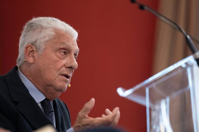 El presidente de Turisme de Barcelona y del Gremi d'Hotels de Barcelona, Jordi Clos, en un coloquio del Círculo Ecuestre.