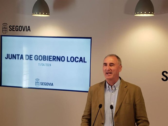 El Ayuntamiento de Segovia aprueba las bases de la convocatoria de subvenciones culturales por 165.000 euros. En la foto, el alcalde de Segovia, José Mazarías.