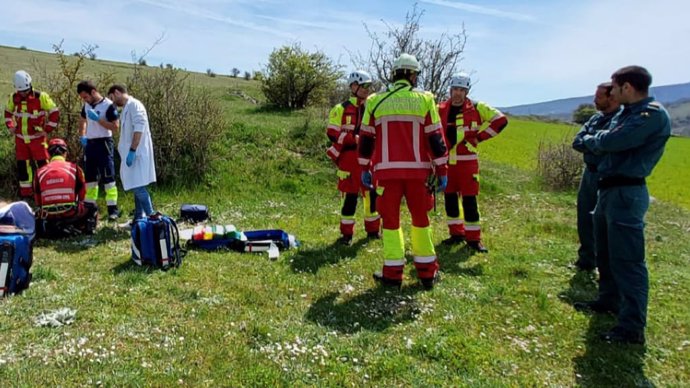 Evacuado en helicóptero un vecino de Gijón que se desplomó por una afección cardiaca en Valdeprado del Río