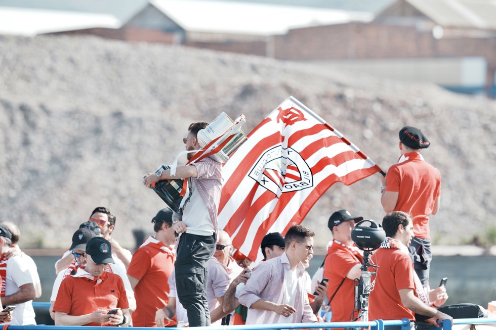 Iker Muniain, capitán del Athletic Club, porta la Copa del Rey 2023-24 en la gabarra
