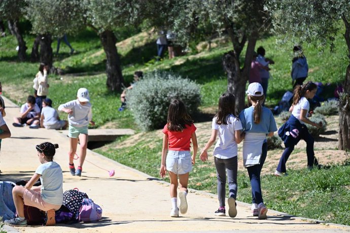 Alumnos del CEPR SAR Infanta Leonor de Tomares pasean por los senderos del parque Olivar del Zaudín.