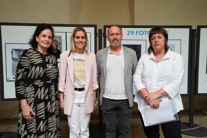 Cort entrega los premios de fotografía Foto Jove en el que han participado más de 1.000 niños y jóvenes.