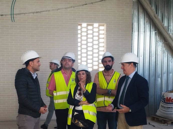 Las autoridades y técnicos durante la visita a las obras de reforma de la oficina del Servicio Andaluz de Empleo .