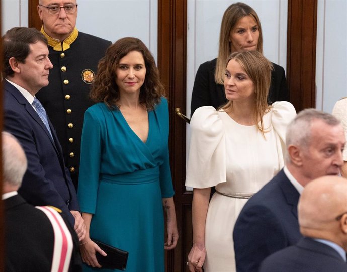 Archivo - El presidente de la Junta de Castilla y León, Alfonso Fernández Mañueco (1i); la presidenta de la Comunidad de Madrid, Isabel Díaz Ayuso (2i), y la presidenta de Baleares, Marga Prohens (1d), durante el acto de jura de la Constitución ante las C