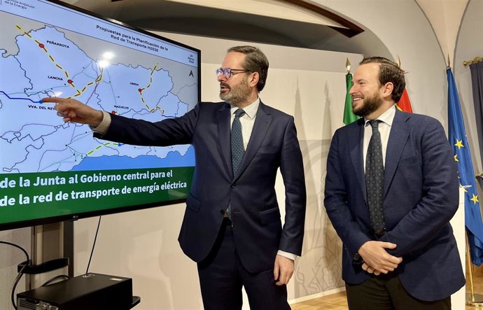 Adolfo Molina y Agustín López presentan la propuesta de la Junta de crear dos nuevas subestaciones de 400kV para reforzar el suministro eléctrico en Córdoba.