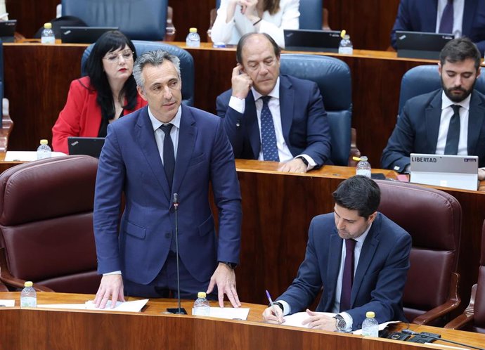 El consejero de Medio Ambiente, Ordenación del Territorio e Interior, Carlos Novillo, interviene durante un pleno en la Asamblea de Madrid, a 11 de abril de 2024