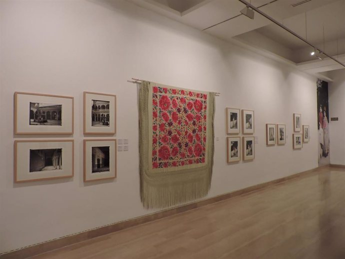 Exposición 'Tras la senda de los Lumière. Sevilla en color (1914-1929)' en la Casa de la Provincia de la Diputación de Sevilla.